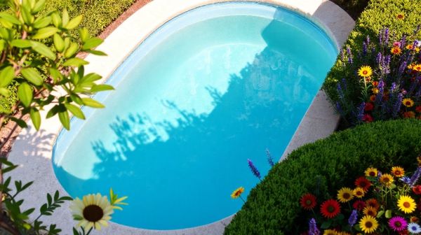10 raisons d'installer une mini piscine coque dans votre jardin